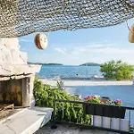 Seafront Stone House Casa vacanze *