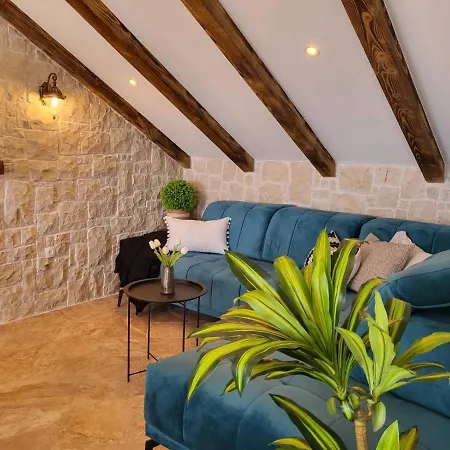 Seafront Stone House Дом отдыха Крапань