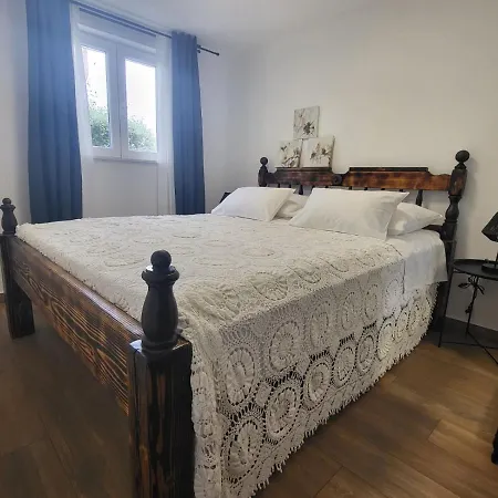 Krapanj Seafront Stone House Vikendica *