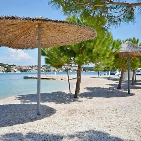 Krapanj Seafront Stone House בית נופש