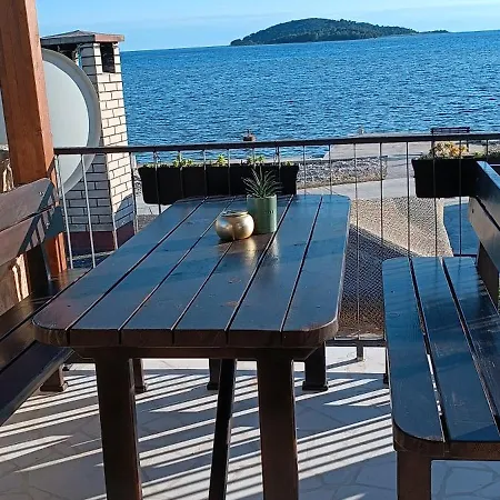 Дом отдыха Seafront Stone House *