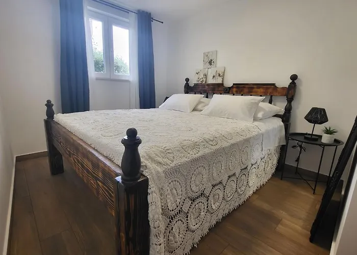 Krapanj Seafront Stone House Vakantiehuis *