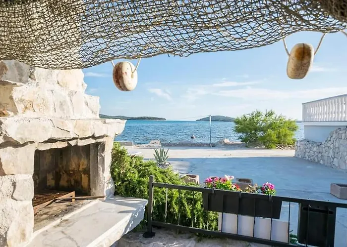 Krapanj Seafront Stone House 度假居 *