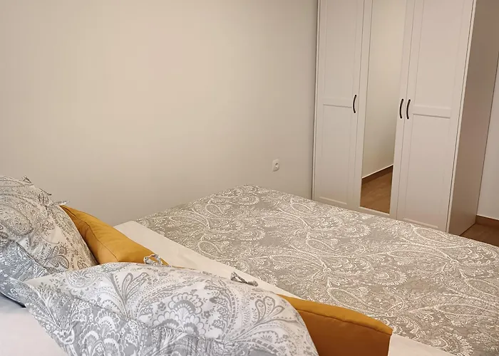 בית נופש Krapanj Seafront Stone House